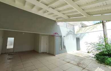 Imagem: A casa possui 3 Dormitórios, 3 Banheiros, 2 Vagas na garagem