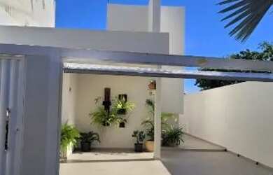 Imagem: A casa possui 2 Banheiros, 2 Vagas na garagem, Churrasqueira