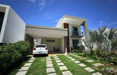 Imagem: A casa possui 3 Dormitórios, 3 Banheiros, 4 Vagas na garagem