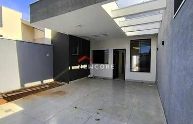 Imagem: A casa possui 3 Dormitórios, 2 Banheiros, 2 Vagas na garagem