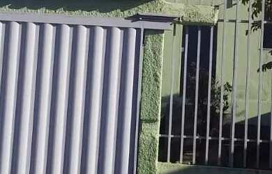 Imagem: A casa possui 3 Dormitórios, 2 Banheiros, 1 Vaga na garagem