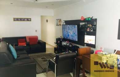 Imagem: A casa possui 3 Dormitórios, 2 Banheiros, 2 Vagas na garagem