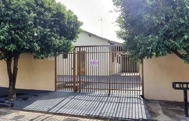 Imagem: A casa possui 2 Dormitórios, 2 Banheiros, 2 Vagas na garagem