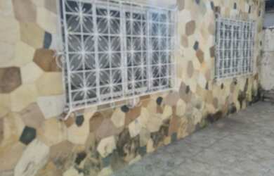 Imagem: A casa possui 2 Dormitórios, 1 Banheiro, 2 Vagas na garagem