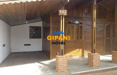 Imagem: A casa possui 3 Dormitórios, 2 Banheiros, 1 Vaga na garagem