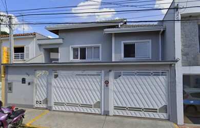 Imagem: A casa possui 3 Dormitórios, 5 Banheiros, 3 Vagas na garagem