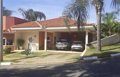 Imagem: A casa em condomínio possui 3 Dormitórios, 2 Banheiros, 4