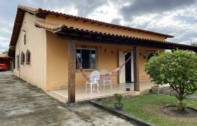 Imagem: A casa possui 3 Dormitórios, 2 Banheiros, 4 Vagas na garagem