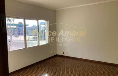 Imagem: A casa possui 3 Dormitórios, 3 Banheiros, 2 Vagas na garagem