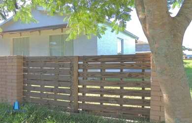 Imagem: A casa possui 3 Dormitórios, 1 Banheiro, 1 Vaga na garagem