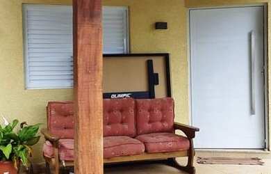 Imagem: A casa possui 2 Dormitórios, 2 Banheiros, 2 Vagas na garagem