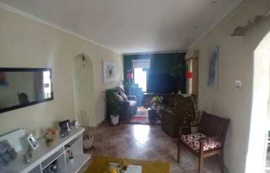 Imagem: A casa possui 2 Dormitórios, 1 Banheiro, 3 Vagas na garagem