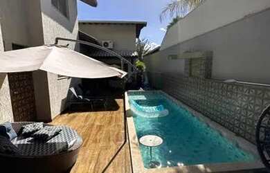 Imagem: A casa em condomínio possui 5 Dormitórios, 3 Banheiros, 4