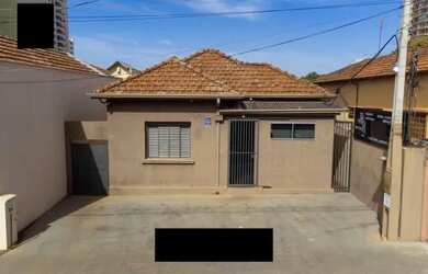 Imagem: A casa possui 4 Dormitórios, 2 Banheiros, 3 Vagas na garagem