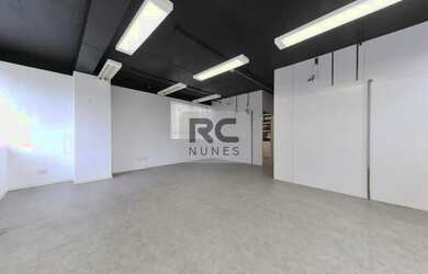 Imagem: O depósito possui 3 Vagas na garagem e 93m² de Área e está