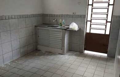 Imagem: A casa possui 2 Dormitórios, 1 Banheiro, 1 Vaga na garagem