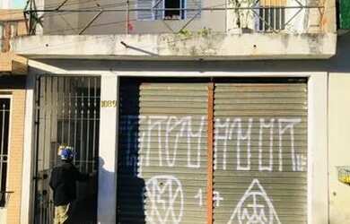 Imagem: A casa possui 3 Dormitórios, 1 Banheiro, 1 Vaga na garagem