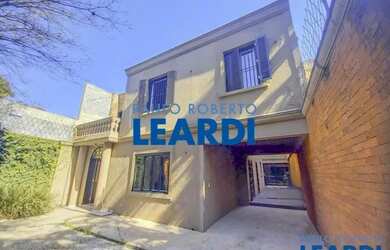 Imagem: A casa possui 4 Dormitórios, 3 Banheiros, 4 Vagas na garagem