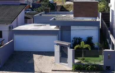 Imagem: A casa possui 3 Dormitórios, 4 Banheiros, 4 Vagas na garagem