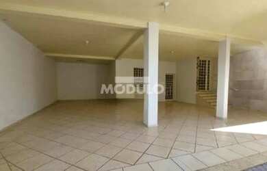 Imagem: A casa possui 4 Dormitórios, 5 Banheiros, 4 Vagas na garagem