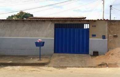 Imagem: A casa possui 4 Dormitórios, 2 Banheiros, 2 Vagas na garagem