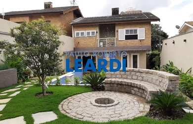 Imagem: A casa possui 4 Dormitórios, 3 Banheiros, 4 Vagas na garagem