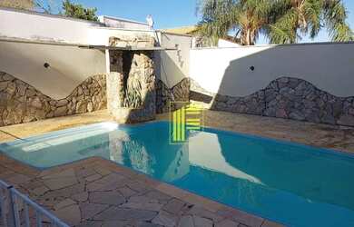 Imagem: A casa possui 3 Dormitórios, 4 Banheiros, 4 Vagas na garagem