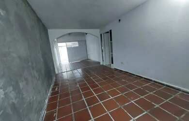 Imagem: A casa possui 3 Dormitórios, 1 Banheiro, 2 Vagas na garagem