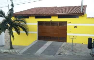 Imagem: A casa possui 2 Dormitórios, 1 Banheiro, 2 Vagas na garagem