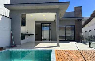 Imagem: A casa possui 3 Dormitórios, 2 Banheiros, 5 Vagas na garagem