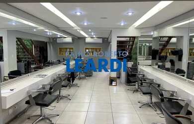 Imagem: O depósito possui 2 Vagas na garagem, 200m² de Área e está