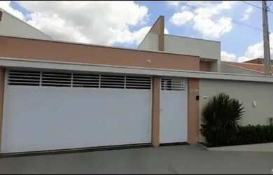 Imagem: A casa possui 3 Dormitórios, 2 Banheiros, 2 Vagas na garagem