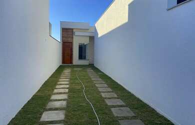 Imagem: A casa possui 2 Dormitórios, 2 Banheiros, 2 Vagas na garagem