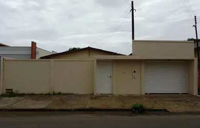 Imagem: A casa possui 3 Dormitórios, 2 Banheiros, 1 Vaga na garagem