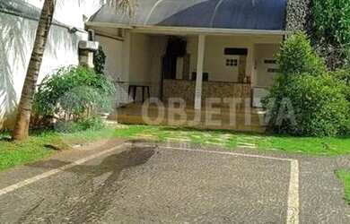 Imagem: A casa possui 3 Dormitórios, 4 Banheiros, 2 Vagas na garagem