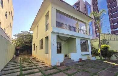 Imagem: A casa possui 4 Dormitórios, 3 Banheiros, 5 Vagas na garagem