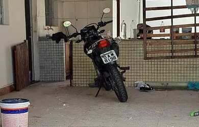 Imagem: A casa possui 3 Dormitórios, 3 Banheiros, 2 Vagas na garagem