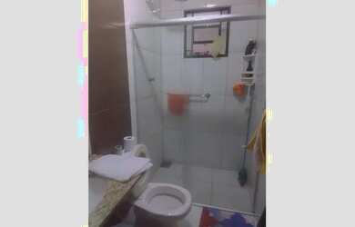 Imagem: A casa possui 2 Dormitórios, 1 Banheiro, 2 Vagas na garagem