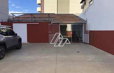 Imagem: A casa à venda possui 2 Dormitórios, 1 Banheiro, 2 Vagas na