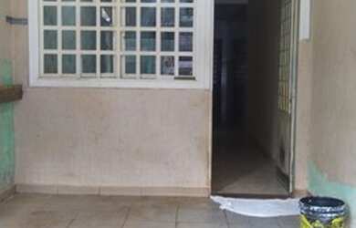 Imagem: A casa possui 1 Dormitório, 1 Banheiro, 1 Vaga na garagem e