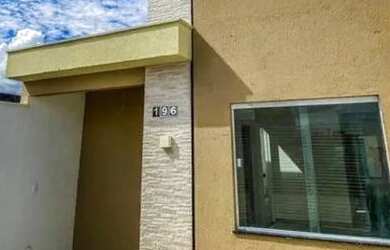 Imagem: A casa possui 3 Dormitórios, 1 Banheiro, 2 Vagas na garagem