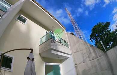 Imagem: A casa possui 3 Dormitórios, 2 Banheiros, 2 Vagas na garagem