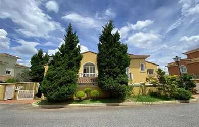 Imagem: A casa possui 3 Dormitórios, 4 Banheiros, 2 Vagas na garagem