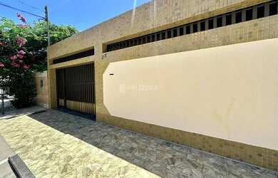 Imagem: A casa possui 3 Dormitórios, 3 Banheiros, 2 Vagas na garagem