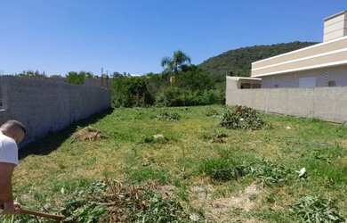 Imagem: O terreno possui 300m² de Área e está localizado em Forquilhas