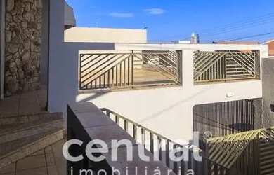 Imagem: A casa possui 3 Dormitórios, 2 Banheiros, 3 Vagas na garagem