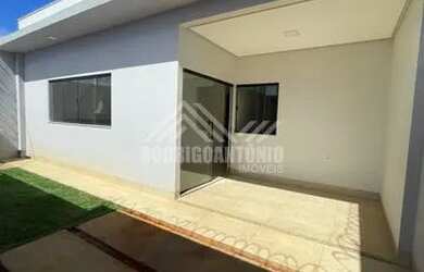 Imagem: A casa possui 2 Dormitórios, 2 Banheiros, 2 Vagas na garagem