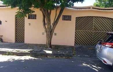 Imagem: A casa possui 3 Dormitórios, 2 Banheiros, 2 Vagas na garagem