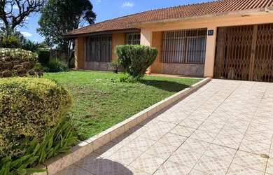 Imagem: A casa possui 3 Dormitórios, 2 Banheiros, 2 Vagas na garagem