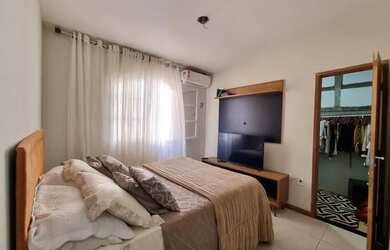 Imagem: A casa possui 3 Dormitórios, 3 Banheiros, 4 Vagas na garagem